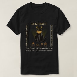 彼女はすでにすべてを生き延びたから、何も恐れなかった Tシャツ