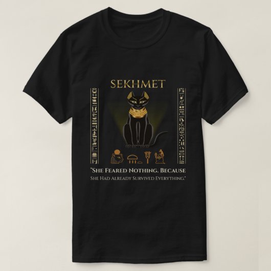 彼女はすでにすべてを生き延びたから、何も恐れなかった Tシャツ (デザイン正面)