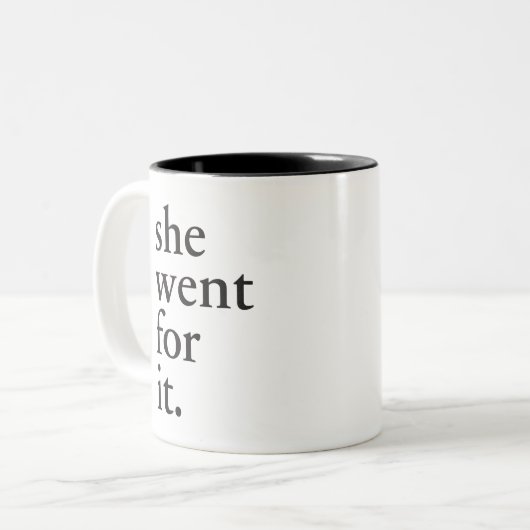 彼女はそれのために-女性のためのインスピレーション行きました ツートーンマグカップ (正面左)