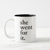 彼女はそれのために-女性のためのインスピレーション行きました ツートーンマグカップ (左)