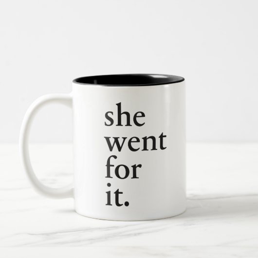 彼女はそれのために-女性のためのインスピレーション行きました ツートーンマグカップ (左)