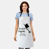 彼女はそれをやったおめでとう卒業を追加の学生名ye エプロン (着用した状態)