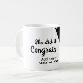 彼女はそれをやったおめでとう卒業を追加の学生名ye コーヒーマグカップ (正面左)