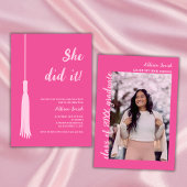 彼女はそれをトレンディーシックなホットピンクの写真卒業した 招待状