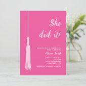 彼女はそれをトレンディーシックなホットピンクの写真卒業した 招待状 (スタンド正面)