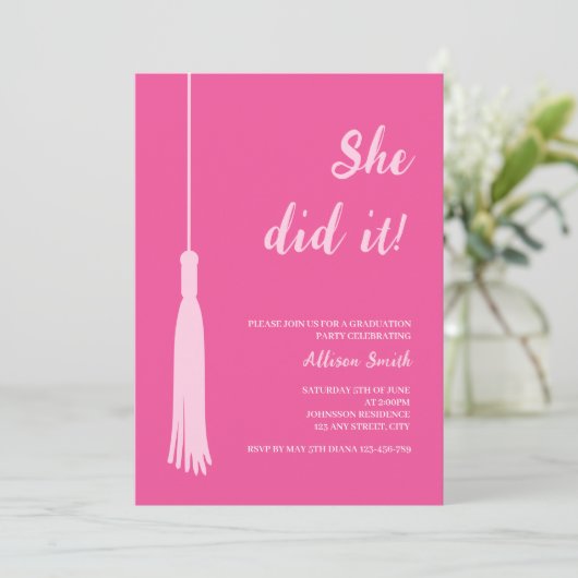 彼女はそれをトレンディーシックなホットピンクの写真卒業した 招待状 (スタンド正面)