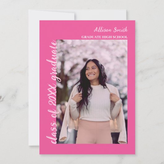 彼女はそれをトレンディーシックなホットピンクの写真卒業した 招待状 (裏面)