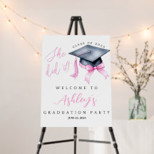 彼女はそれをピンクの卒業歓迎のサインを印刷した