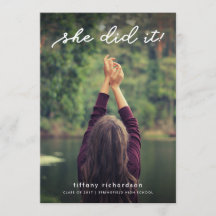 彼女はそれを写真との|の卒業パーティーの招待しました