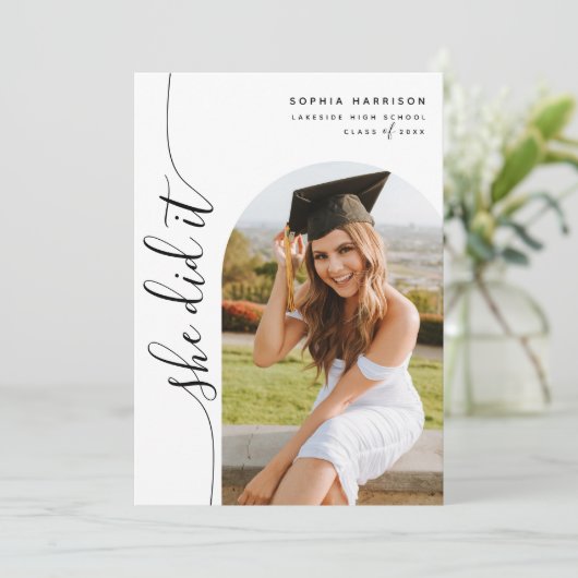 彼女はそれを撮影したアーチ垂直スクリプト卒業 招待状 (スタンド正面)