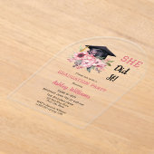 彼女はそれを行ったグラッドキャップとピンクのフローラ彼女はグラードパーティー アクリル招待状 (レイダウン)