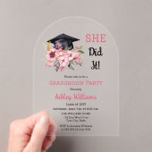 彼女はそれを行ったグラッドキャップとピンクのフローラ彼女はグラードパーティー アクリル招待状 (インサイチュ (ポータブル))