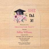 彼女はそれを行ったグラッドキャップとピンクのフローラ彼女はグラードパーティー アクリル招待状 (正面)