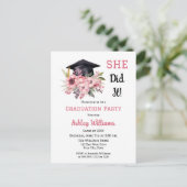 彼女はそれを行ったグラッドキャップとピンクのフローラ彼女はグラードパーティー インビテーションポストカード (スタンド正面)