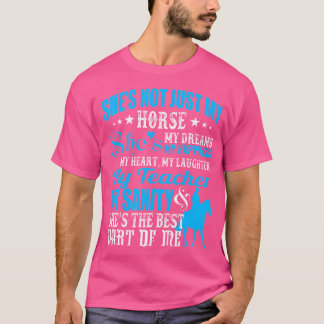 彼女はただの馬ではありません 馬に乗ることを夢見ています Tシャツ