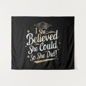 彼女はできると信じたので、卒業式を遂げた タペストリー (正面(横))
