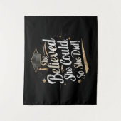 彼女はできると信じたので、卒業式を遂げた タペストリー (正面)