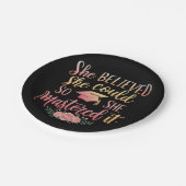 彼女はできると信じたので、彼女はそれをマスターした ペーパープレート (アングル)