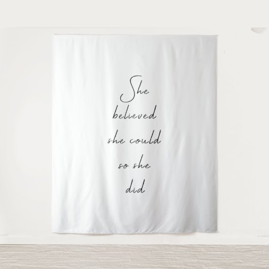 彼女はできると信じた - インスピレーションの名言 タペストリー (正面)