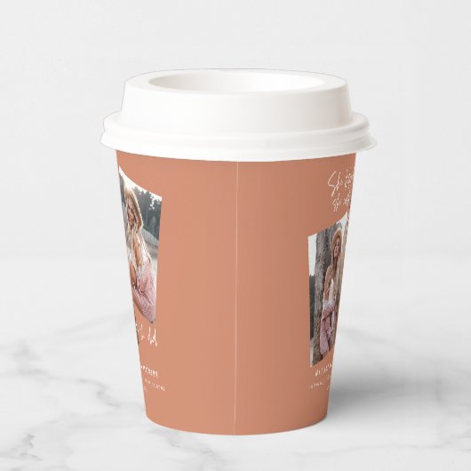 彼女はで信じきるだけ、卒業の紙を書いた 紙コップ (右)