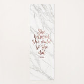 彼女はで信じきるようにしたパーソナライズされた ヨガマット (正面)