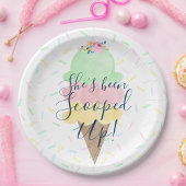 彼女はアイスクリームの紙皿をすくった ペーパープレート