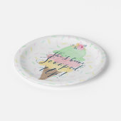 彼女はアイスクリームの紙皿をすくった ペーパープレート (アングル)