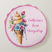 彼女はアイスクリームの結婚前お披露目会で大盛り上がりだ！ ラウンドクッション (裏面)