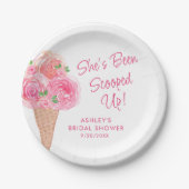 彼女はアイスクリームをすくわれた！ アイスクリームのテーマのウェディングシャワーの招待状 ペーパープレート (正面)