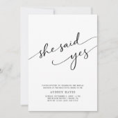「彼女はイエスと言った」カリグラフィ ミニマル ブライダルシャワー 招待状 (正面)