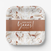 彼女はイエスと言った テラコッタ ホワイト フラワー ブライダルシャワー ペーパープレート (正面)