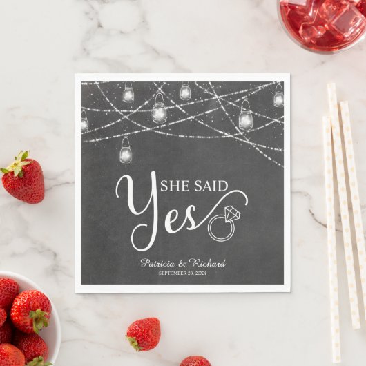彼女はイエスと言った ラスティックチョーク 婚約パーティー スタンダードランチョンナプキン (インサイチュ)