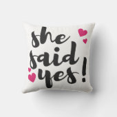 彼女はイエスと言った！ 婚約おめでとう – ロマンチックな クッション (裏面)