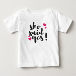 彼女はイエスと言った! 婚約おめでとう – ロマンチックな ベビーTシャツ