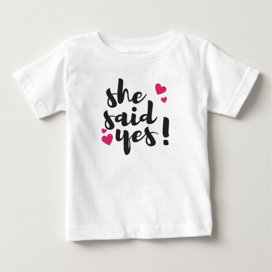 彼女はイエスと言った！ 婚約おめでとう – ロマンチックな ベビーTシャツ (正面)