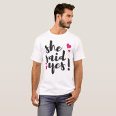 彼女はイエスと言った！ 婚約のお祝い - ロマンチックな Tシャツ (正面フル)