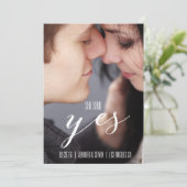 彼女はイエスと言った | 現代の写真でセーブ・ザ・デート セーブザデート (スタンド正面)