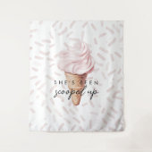 彼女はイチゴのブライダルを背景にスクープされている タペストリー (正面)