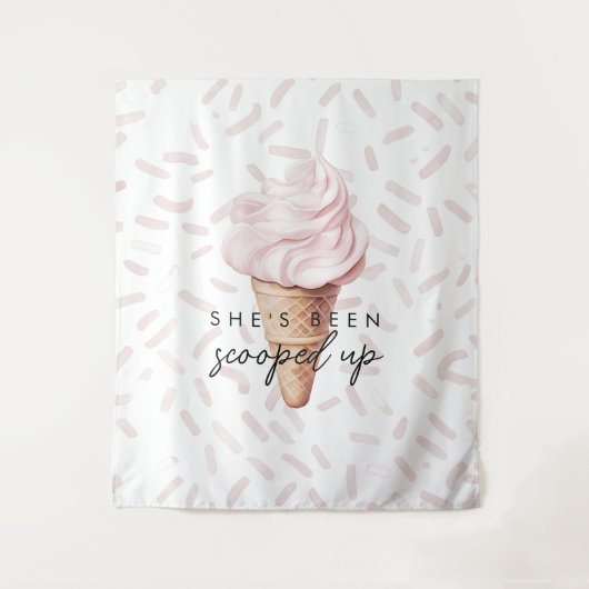 彼女はイチゴのブライダルを背景にスクープされている タペストリー (正面)