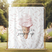 彼女はイチゴのブライダルを背景にスクープされている タペストリー