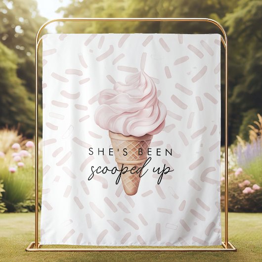 彼女はイチゴのブライダルを背景にスクープされている タペストリー