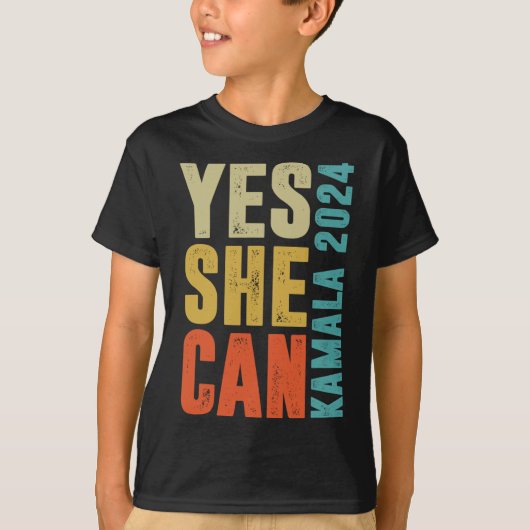 彼女はカマラ2024年のレトロ色 Tシャツ (正面)