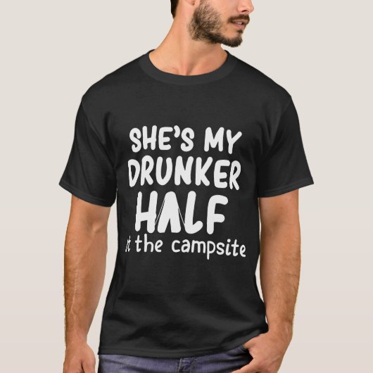 彼女はキャンプ場のガールフレンドで半分私のdrunkerです tシャツ (正面)