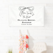 彼女はキュートな黒いリボンで結婚式の準備をしている 横断幕 (インサイチュ)