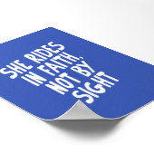 彼女はキリスト教の欧米人ではなく信仰に乗る ポスター (角)