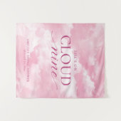 彼女はクラウドナインのピンクブライダルシャワー タペストリー (正面(横))