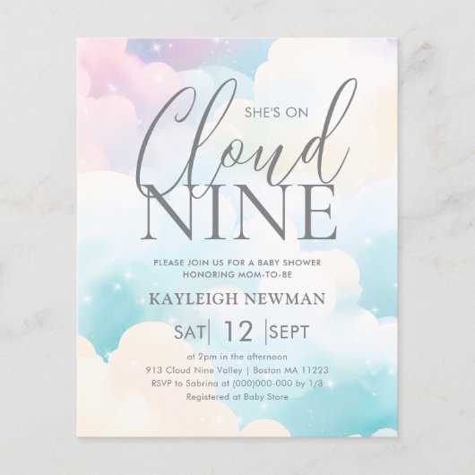 彼女はクラウドナインのベビーシャワー予算招待状 (正面)