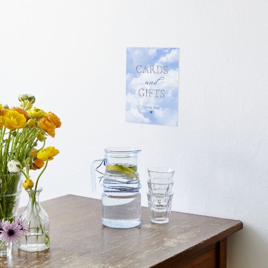 彼女はクラウド9のカードとギフトに乗っている 箔ポスター (レイダウン (キッチン))