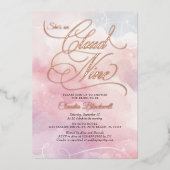 彼女はクラウド9ブライダルシャワーの招待を受けている 箔招待状 (正面)