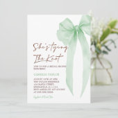 彼女はグリーンのリボンで飾られたウェディングシャワーを計画中 招待状 (スタンド正面)